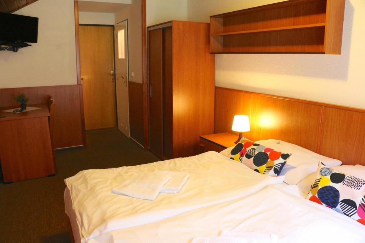 Hotel Maredis Rero โกเชนอฟ ภายนอก รูปภาพ