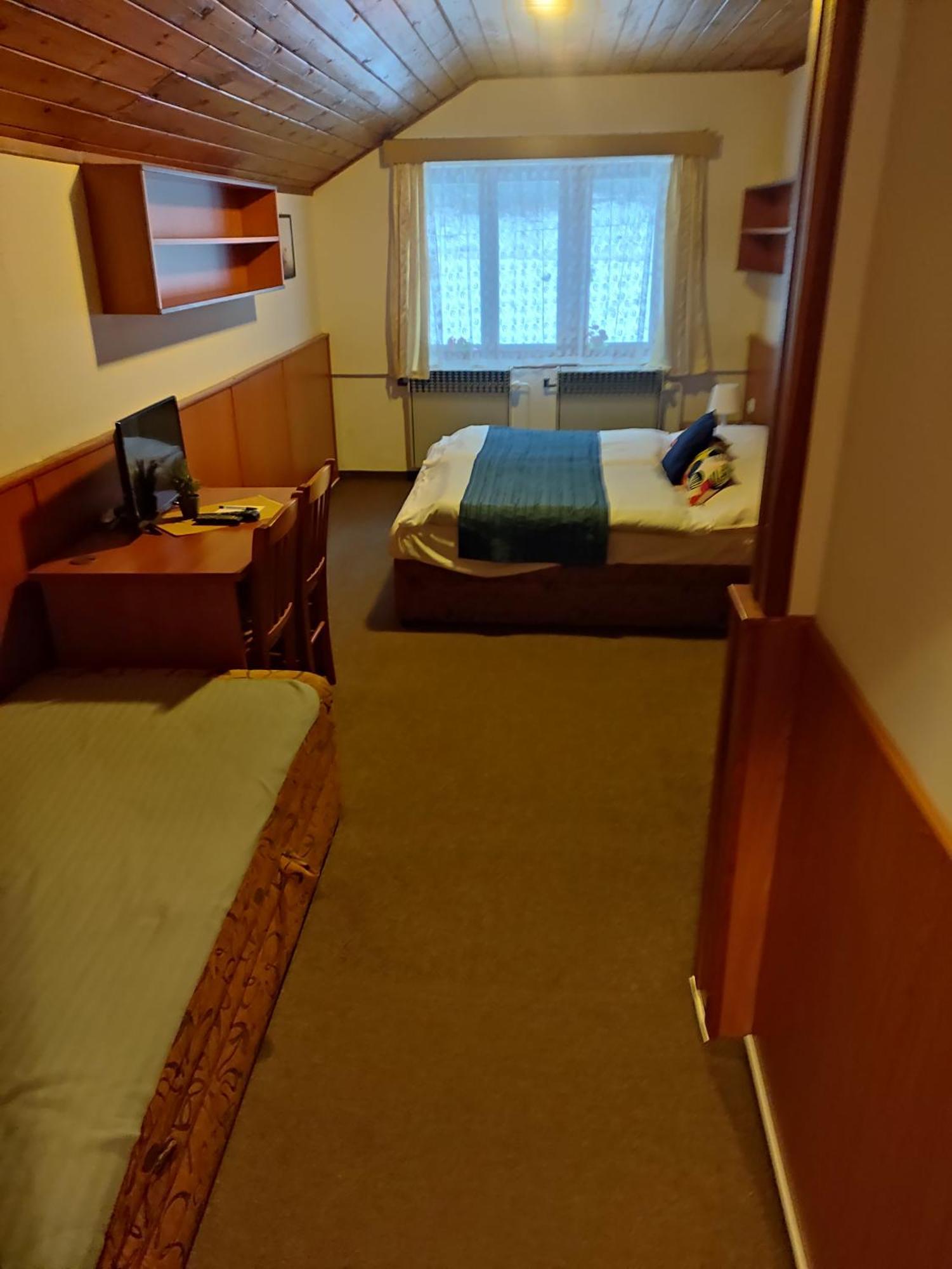 Hotel Maredis Rero โกเชนอฟ ภายนอก รูปภาพ